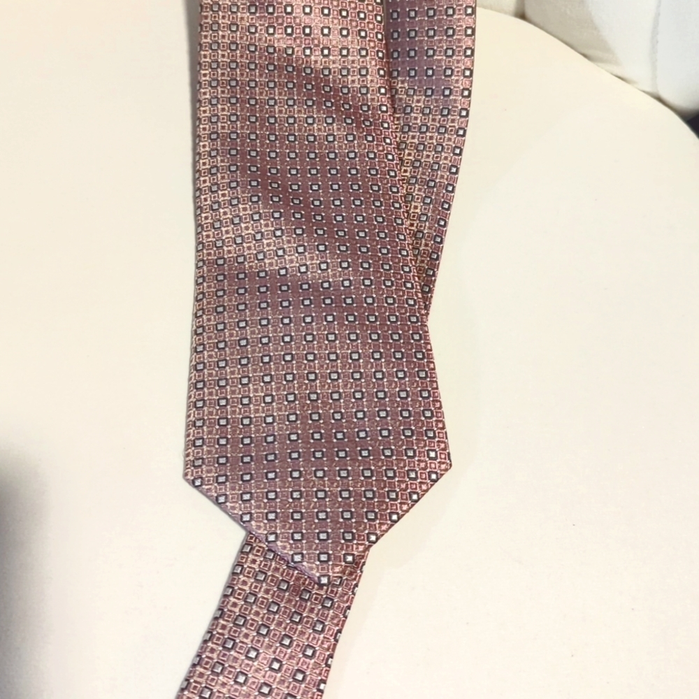 Silk necktie